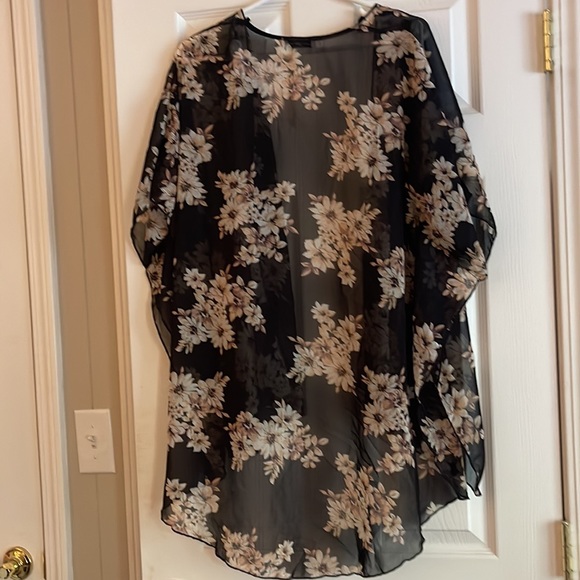 Floral short sleeve kimono - Picture 3 of 3